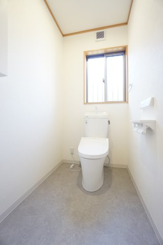 温水洗浄便座付きトイレ交換済み！節水型でお水の節約に♪1階、2階にトイレがございます。