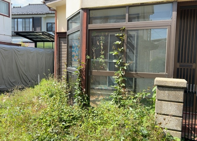 土地の形が極端に長細かったり、狭小地、あるいは道路との高低差がある傾斜地だった場合、後々売ろうとしても買い手がつかない場合もあります。後々、売却することになった時に価値の下がらない土地を選びましょう。