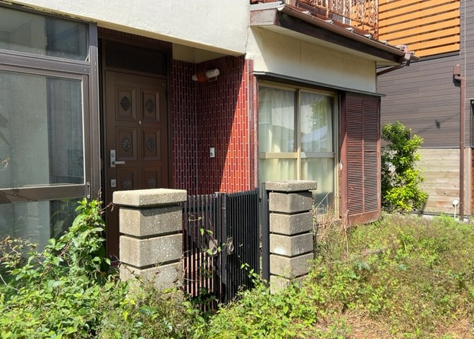 土地の面積＝住宅面積ではありません。建ぺい率の問題などで、土地のある場所によって住宅を建てられる面積は限られています。高さもしかり、「土地」という言葉の中には、建築条件も含まれると考えておきましょう。