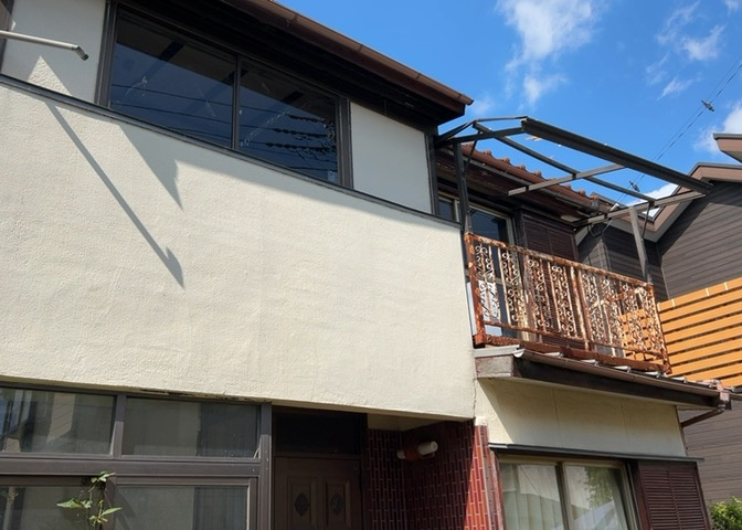 家を建てる場合、方位は要チェックです。現実的に日当たりのよい家ならばリビングは南側、建築基準法でも北側に当たる家への配慮は求められています。土地を見学に行く際は、方位磁針を持って行くようにしましょう。