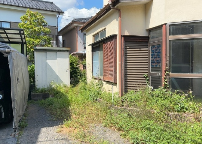 土地の前の道路に消火栓が設置されていることがあります。この場合、道路交通法第45条第1項により、駐車禁止の場所が指定されています。そのため、車庫などの駐車スペースをつくることができない場合があります。
