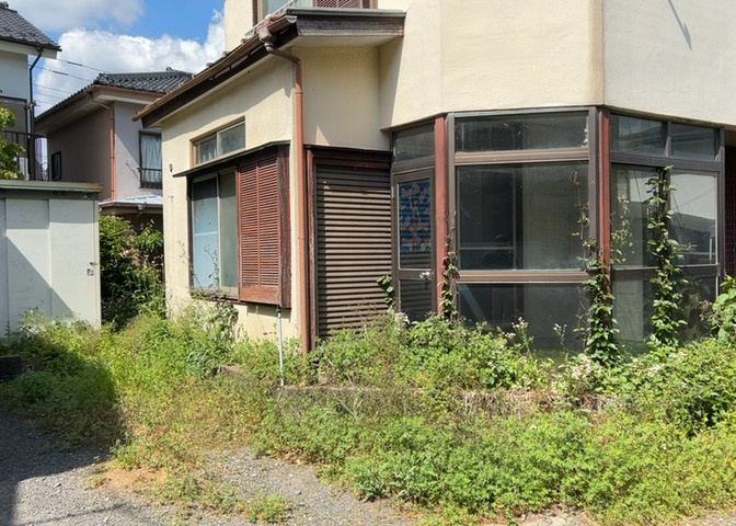 現地に行くなら、物件の周囲の地形がどうなっているかを見ることも大切です。周辺より低くなっている土地では、大雨などで水が集まりやすいため、地盤が弱くなっているということも考えられるため、注意が必要です。