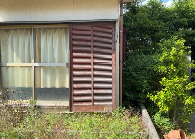 土地購入を検討されている場合、境界杭がない状態で購入してしまうと境界確定測量をする必要があり、費用がかかります。購入の前に、売主、隣土地所有者立ち合いのもと境界を確定し境界杭を設置するのがベストです。