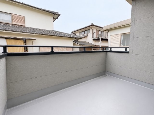 ゆとりある広さを確保したバルコニーです。洗濯物や布団を干すスペースとしてはもちろん、気軽に外の空気を感じられるリフレッシュスペースとしても◎屋根が一部かかっているため、急な小雨でも安心感があります。