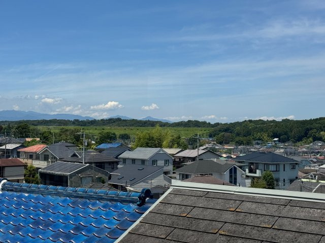 周囲に高い建物がなくのびやかな眺望が広がる心地よい住環境。窓を開ければ自然の風が通り抜け開放感ある暮らしを楽しめます。　
