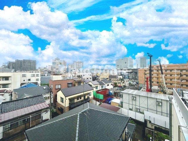 手を伸ばせば、ふれることが出来そうな環境が、そのままインテリアになったような印象です。その豊かな眺望にふさわしい空間には、通風・採光にも優れ、心地よい光と風があふれています
