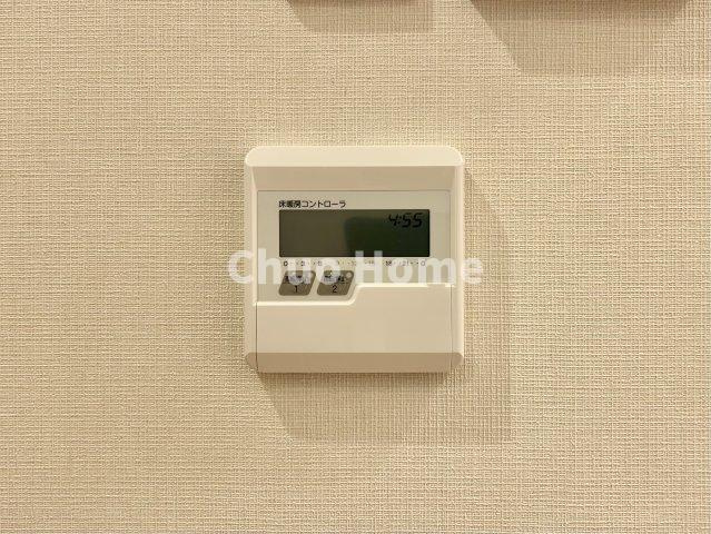 【床暖房】冬は足元から暖めてくれる床暖房はエアコンとは違って埃が舞いませんので健康にも良さそうですね。