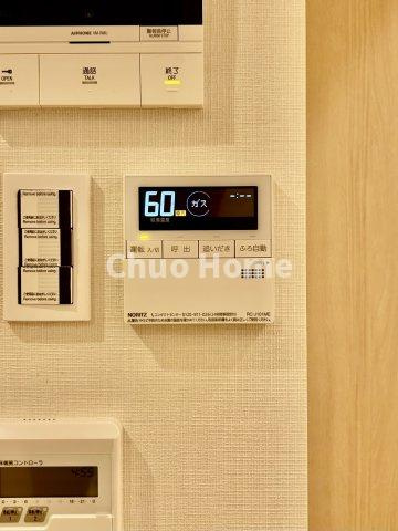 【給湯リモコン】外での一日を忘れさせてくれるオートバス機能でお好みの湯量・温度に調整された浴槽。