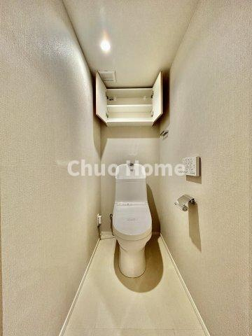 【トイレ】　収納スペースをしっかりと確保した温水洗浄便座機能付きトイレ。温水洗浄便座は清潔にお使いいただくための大切なアイテムです。