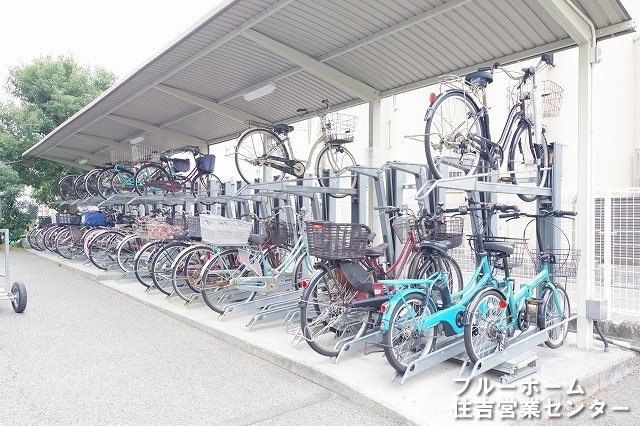 屋根付きの駐輪場がございます！