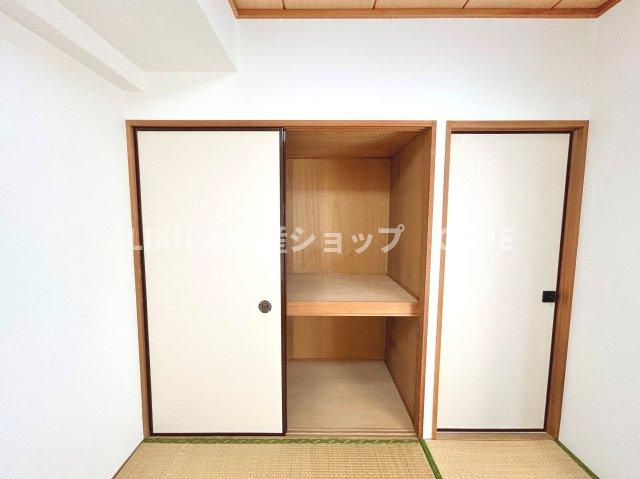 押入れは奥行きもあるので、収納ボックスをそのまま中へ。部屋にものが出ずスッキリ。