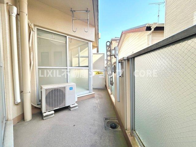 バルコニーは風通しが良く、日中は日当たりも良好です。洗濯物やお布団をたくさん干せます。