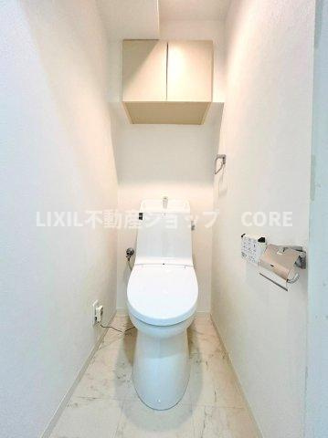 見た目もスッキリとしたデザインのトイレには温水洗浄暖房便座付き。