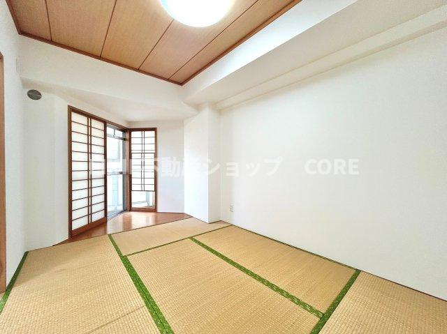 来客時や一息つきたいときなどに利用できる用途多様な空間の和室がございます。