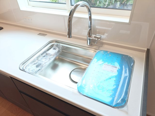 【シンク】　お洒落なグースネック水栓。食器洗いもはかどる広々としたシンクです。