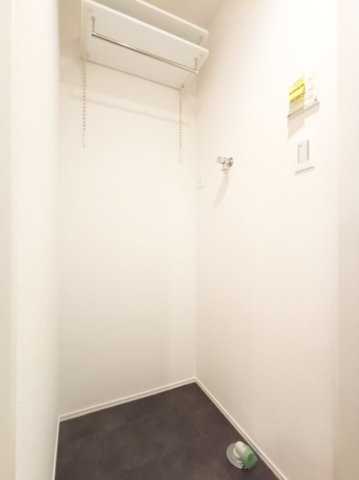 【室内洗濯機置き場】　壁面に棚が造作されています。洗剤のストックやタオルなどを収納できます。