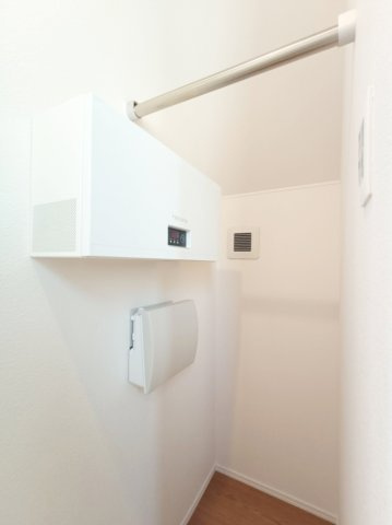 【廊下収納】　ハンバーパイプを設置。洋服をかけられます。