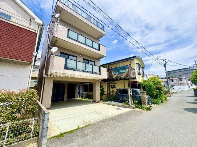 車種によりますが、カースペースは最大2台分！セカンドカーをお持ちの方も安心です！　
