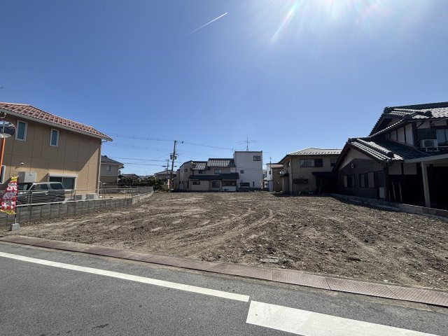 広々とした敷地が魅力の売土地。開放的なロケーションで、ゆとりある住まいづくりが叶いそうです。