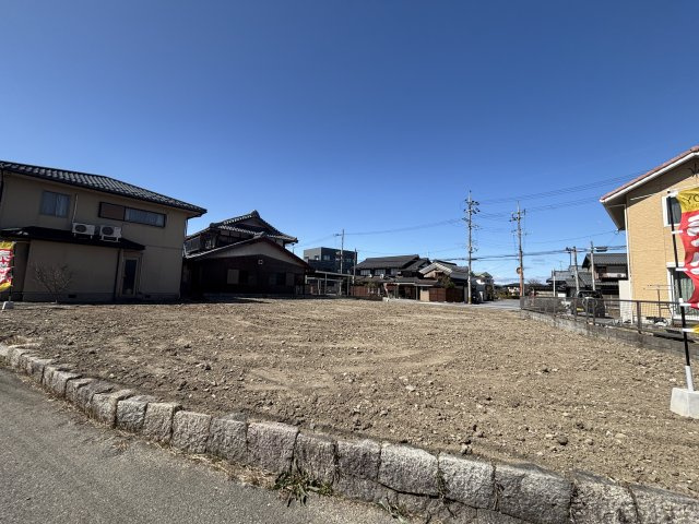 視界が広がる開放的な現地で、伸びやかな暮らしをイメージできそうです。
