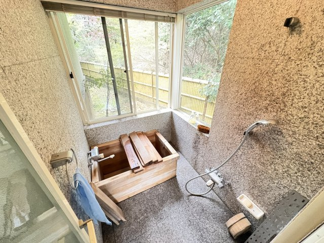 趣のある造りが印象的な浴室で、ゆったりとした時間を過ごせる癒しの空間です。窓が設けられているため、自然光と風を取り込みながらリラックスした入浴が可能です。外の景色を感じながら入浴できる点も魅力です。