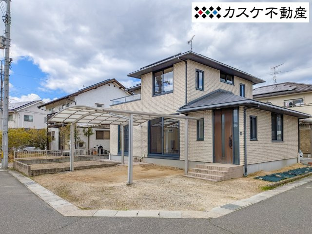 二方向の道路に面しているため室内に明るい光が差し込み開放感があります。