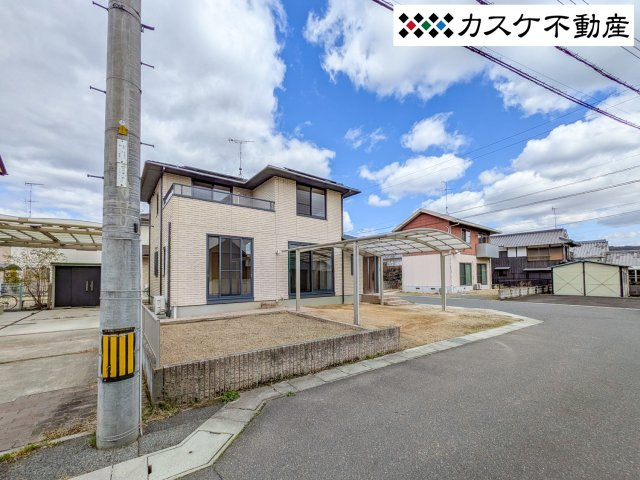 前面道路の幅も十分なため3台以上駐車可能です。敷地にゆとりがあるためガーデニングや家族での屋外レジャーも楽しめます。