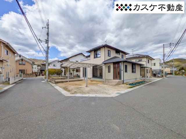 二方向の道路に面しているため室内に明るい光が差し込み開放感があります。また前面道路の幅も十分なため3台以上駐車可能です。