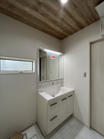 3面鏡の裏に収納があり、コスメなど収納できます！　