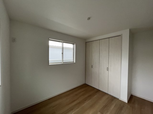 各部屋に収納もあるから、荷物の多いご家族も安心ですね♪　