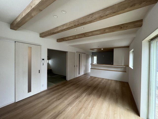 天井に見せ梁があって木の温もりを感じる空間です！　