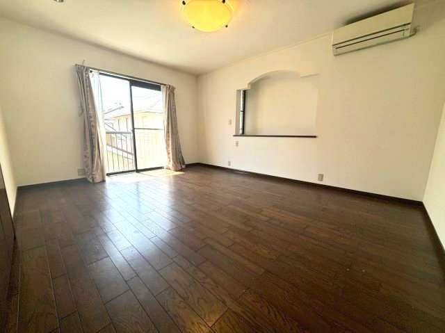 約10.5帖の広々とした洋室です