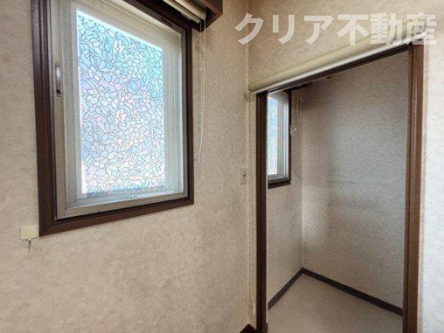 パントリー付き！ロールスクリーンで隠せます。内部は照明もあります。