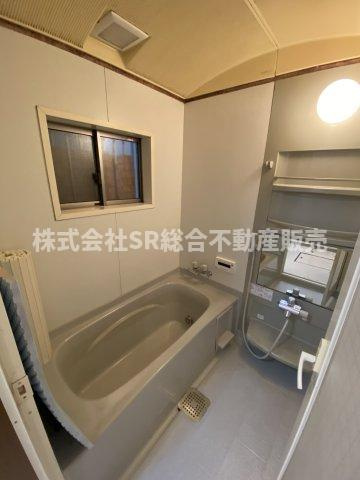 お風呂には窓もあり、換気がバッチリとできます☆