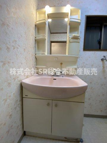 独立洗面台、小物を置くことができて便利です