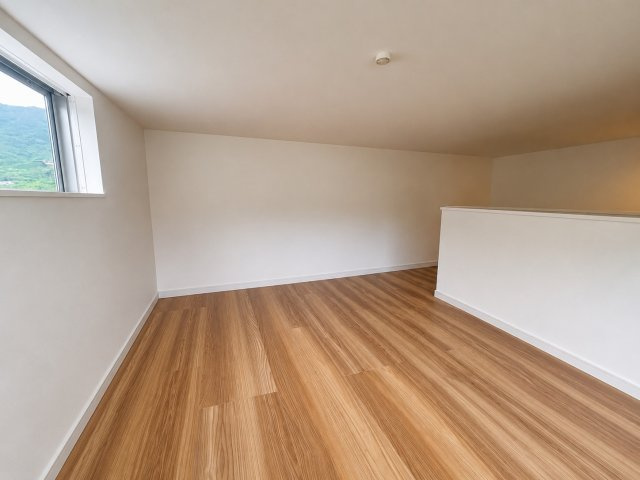 大型荷物の収納に便利な小屋裏収納スペース。普段使わない荷物をまとめて保管できるため居住空間をすっきり保てます。窓付きのため閉塞感が少なく換気もしやすい設計。住まい全体の収納力を高めてくれる便利な空間。