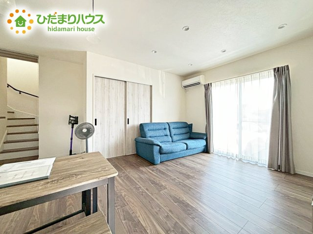 南に面した大きな窓から差し込む光で日中は電気いらず♪