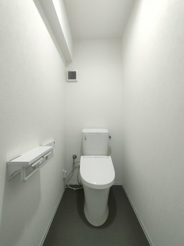 【トイレ】　トイレはシンプルなデザインで温水洗浄便座付です。毎日使う場所だからこそ、使い勝手を考慮しました。
