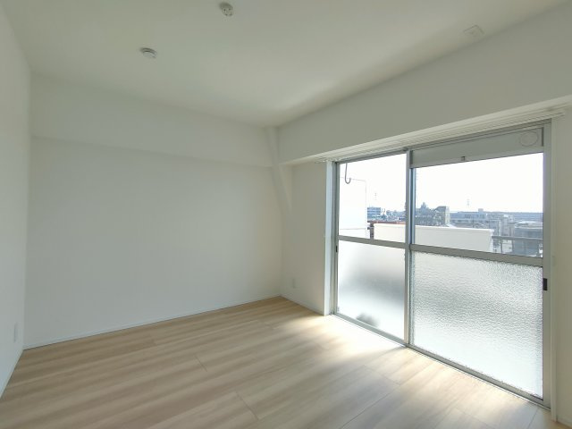 【洋室約5.3帖】　バルコニーに面した明るいお部屋です。陽気に楽しみ、やすらぐ室内。