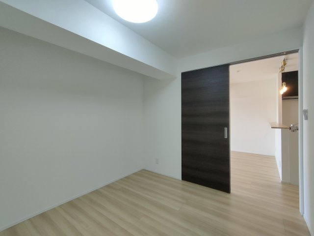 【洋室約5.0帖】　家具に合わせて表情を変える、シンプルなルームデザインです。