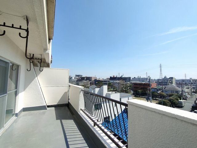 【バルコニー】　陽を遮るような高い建物がなく、陽当たり良好です。
