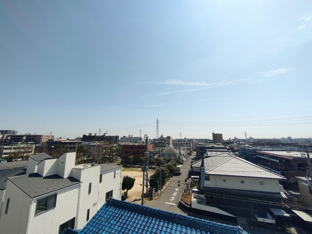 【眺望】　つい深呼吸をしたくなる気持ちの良い眺望はこのお部屋の自慢です。