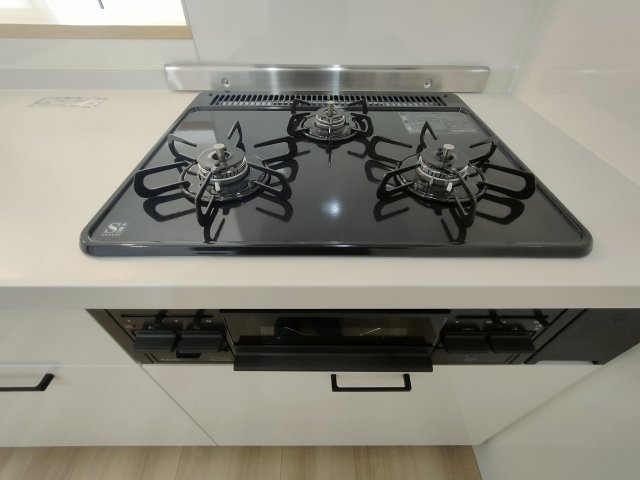 【3口コンロ】　3口コンロ、グリル付きでお料理のレパートリーも増えそうです。