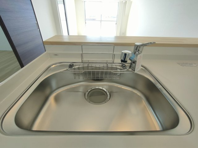【シンク】　食器洗いもはかどる広々としたシンク。