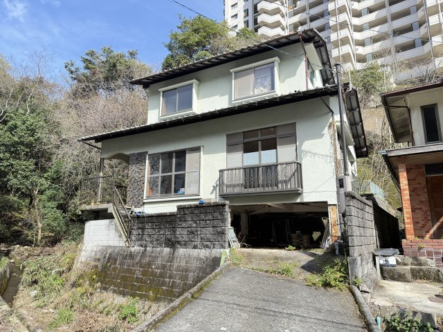 前面道路からそのまま進入できるスロープ付きの敷地は駐車スペースとして活用いただけます。駐車場は普通車1台軽自動車であれば2台駐車可能で日常使いはもちろん来客時にも対応できる使い勝手の良いスペースです。