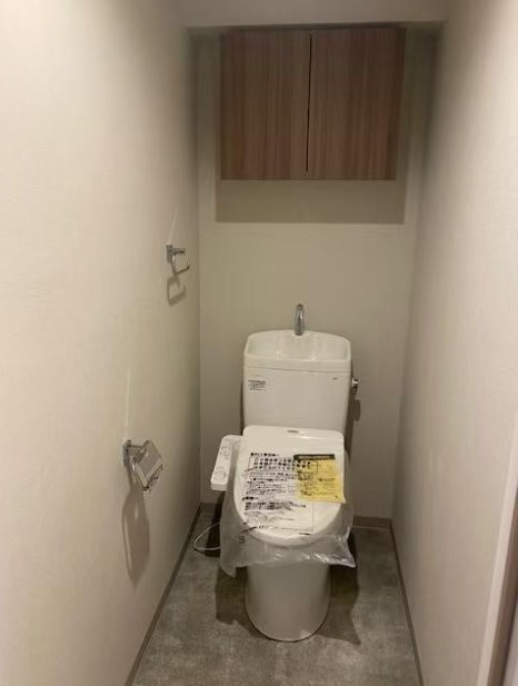 白を基調とした清潔感のあるトイレです。