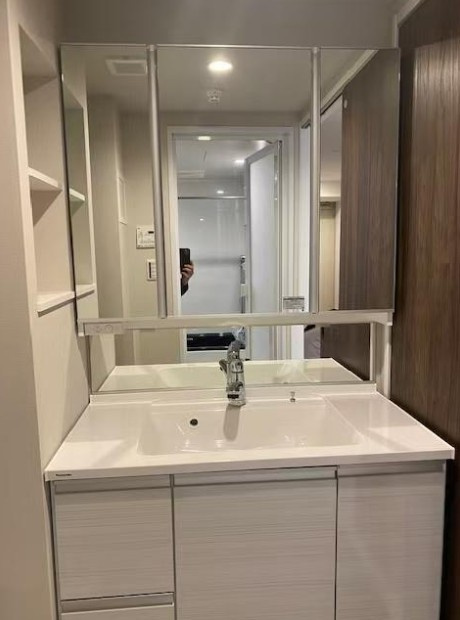 三面鏡付きの洗面台。