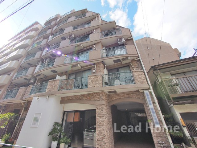 メゾネットタイプの住戸で陽当たりの良い南東角部屋です。