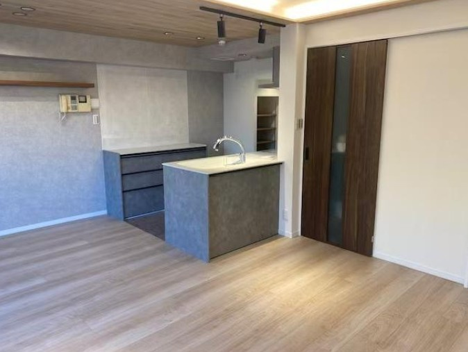 バルコニーに面した明るいLDK（約14.7帖）