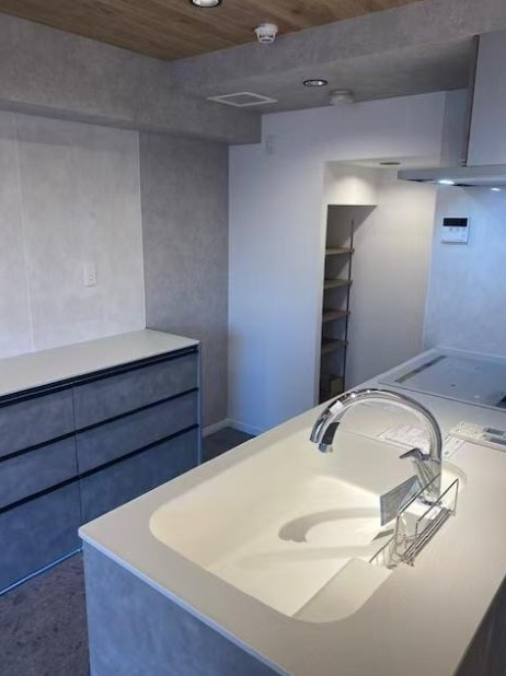 ご家族との会話が弾む対面式システムキッチン。